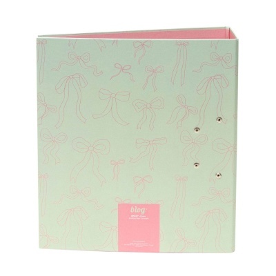 Pasta decorada com padrão de laços cor-de-rosa e etiqueta rosa