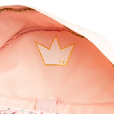 Interior de mochila rosa claro com estampa de coroa laranja e texto blog