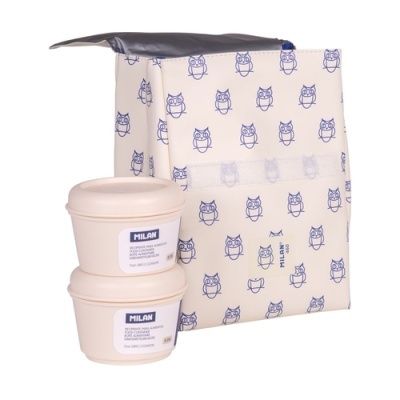 Dois recipientes creme empilhados com tampa e bolsa térmica creme com padrão de corujas azuis.