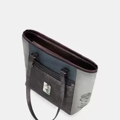 Mala de ombro tipo tote em tons cinza, preto e azul com bolso frontal e alças finas