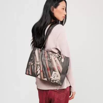 Mala de ombro castanha e cinza com padrão abstrato e alças pretas