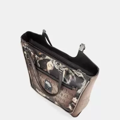 Mala de mão Anekke em padrão leopardo com detalhes escritos e patch frontal