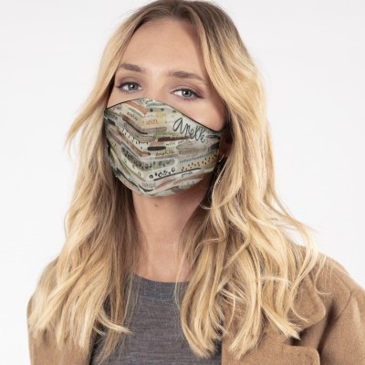 Mulher a usar máscara facial gráfica colorida