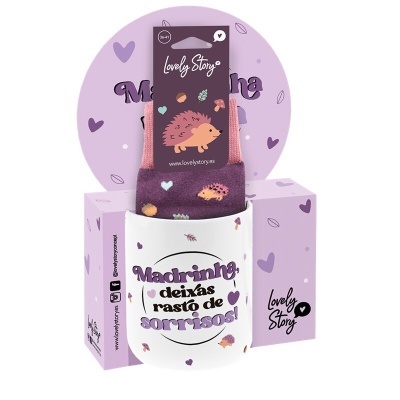 Conjunto de meias rosas e roxas com padrão de ouriços em embalagem lilás e suporte branco com texto