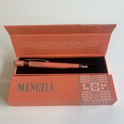 Caneta coral com nome Manuela em caixa coral aberta