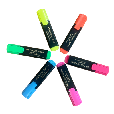 Cinco marcadores fluorescentes coloridos em círculo com corpo preto e detalhes dourados