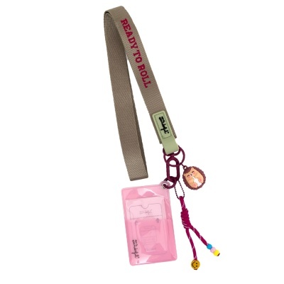 Identificador com suporte transparente cor-de-rosa e cordão bege com texto
