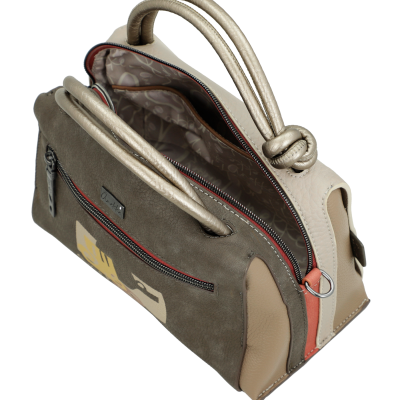 Mala castanha e bege com alças e bolso frontal com fecho