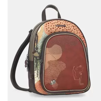 Mochila com padrão abstrato e pingentes em castanho e bege