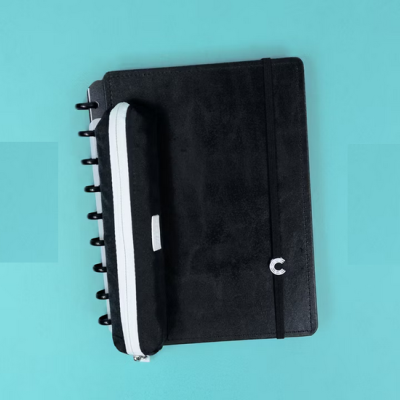 Caderno preto aveludado com estojo e fecho elástico