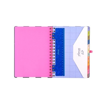 Agenda aberta com capa interna rosa e divisórias coloridas