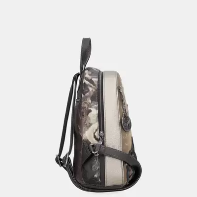Mochila pequena camuflada com tiras pretas