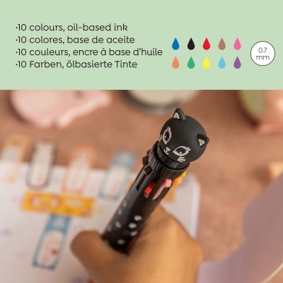 Caneta esferográfica multicolor preta com tampa em forma de gato preto e texto sobre tinta à base de óleo.