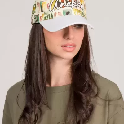 Boné multicolor com padrão e t-shirt verde oliva com palavra Anekke bordada