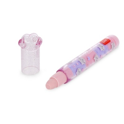 Batom lápis rosa com embalagem transparente decorada e tampa rosa em formato de carinha.