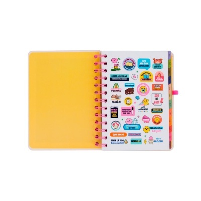 Caderno espiralado aberto com capa amarela e página com autocolantes coloridos e texto em português