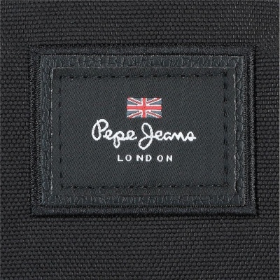 Etiqueta negra com logotipo Pepe Jeans LONDON e bandeira do Reino Unido sobre tecido preto texturizado