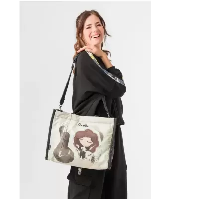 Mulher com mala Anekke estampada e roupa preta