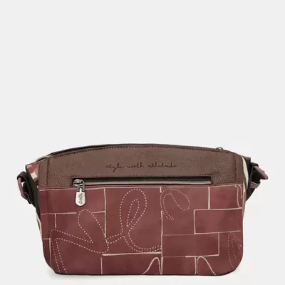 Bolsa de cintura castanha com padrão branco e texto 'style with attitude'