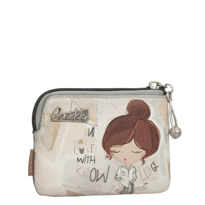 Carteira pequena bege com ilustração e fecho de correr.