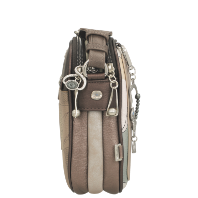 Mala em tons castanhos, bege e creme com pingentes metálicos