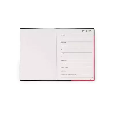 Agenda aberta com capa preta e páginas brancas com campos para dados pessoais