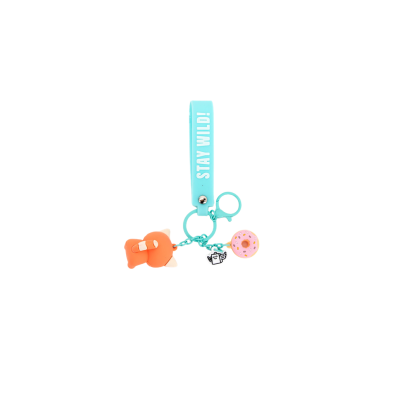 Porta-chaves azul com texto STAY WILD!, raposa laranja e donut rosa pendurados