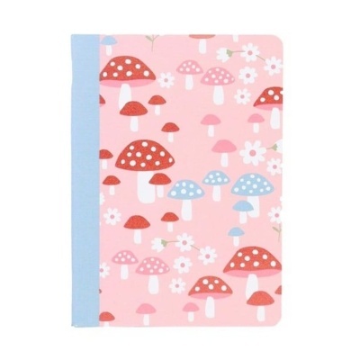 Caderno rosa com padrão de cogumelos e flores e lombada azul claro