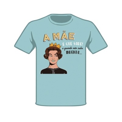 T-shirt azul clara com estampa de rosto feminino e texto em português
