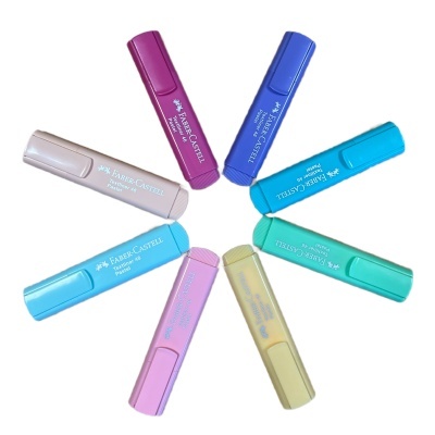 Marcadores de texto Faber-Castell em várias cores organizados em círculo