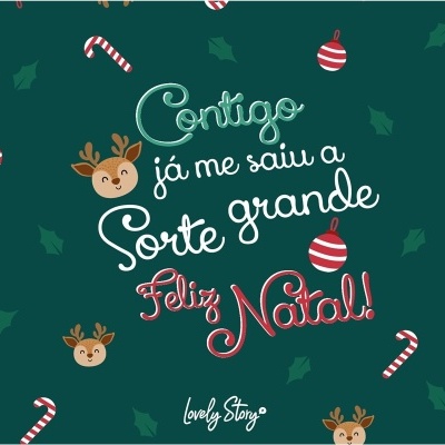 Cartão de Natal verde com texto e motivos festivos em vermelho, branco e castanho