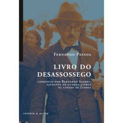 Capa do livro Livro do Desassossego de Fernando Pessoa, imagem de homem com chapéu e óculos