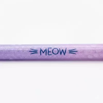 Lápis roxo com glitter e escrito MEOW em azul