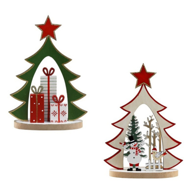 Decorações de Natal em madeira em forma de árvore com presentes e personagens festivos.