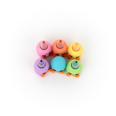 Seis marcadores de texto coloridos com tampas de personagens olhos fechados dispostos em círculo