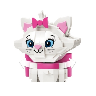 Gato branco feito com blocos de construção, com laço rosa e olhos azuis