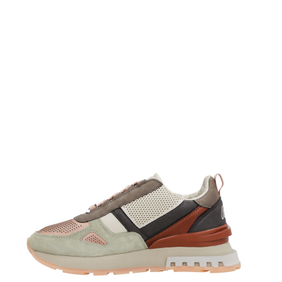 Ténis multicolorido com materiais variados e sola clara