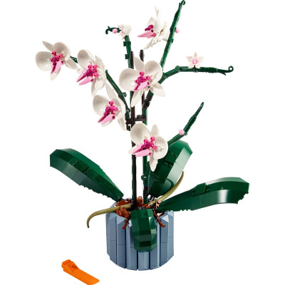 Modelo de orquídea em lego com flores brancas e rosas em vaso cinza