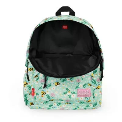 Mochila azul claro com padrão de abelhas, flores e folhagem e interior preto aberta em fundo branco