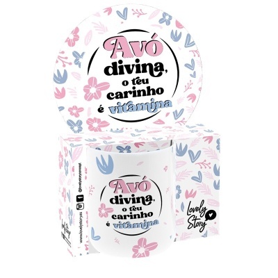 Caneca branca com texto dedicado a avó e flores cor-de-rosa e azuis