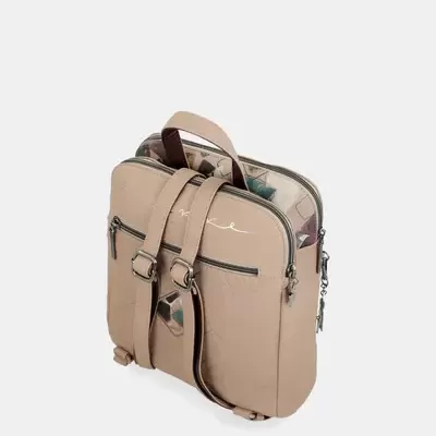 Mochila bege com fivelas e interior colorido