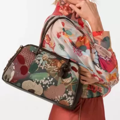 Mala de ombro floral colorida com detalhes em pele castanha