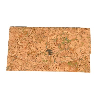 Carteira de cortiça bege com padrão natural e fecho metálico prateado