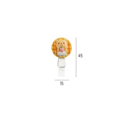 Clipe transparente com ursinho segurando morango em cima de um disco amarelo tipo waffle.