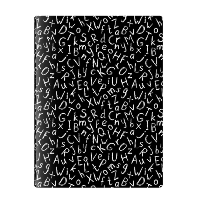 Caderno preto com letras brancas em padrão aleatório