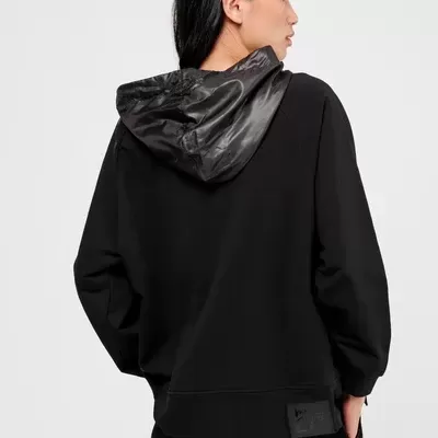 Sweatshirt preta com capuz brilhante vista de costas