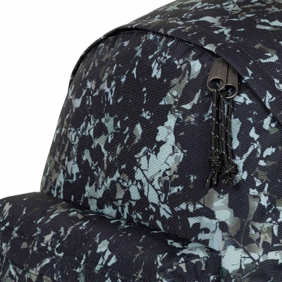 Mochila com padrão em tons cinza, preto e azul, com fecho de correr duplo e puxadores em cordão preto.