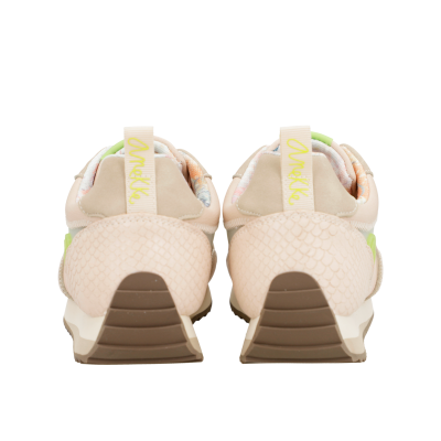 Par de sapatilhas cor de rosa com sola castanha e etiqueta 'Onitsuka' atrás