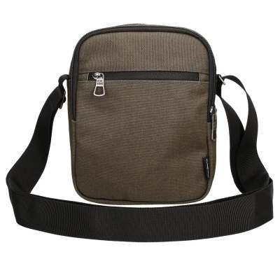 Pequena bolsa castanha com alça preta e fechos prateados