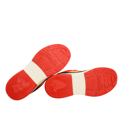 Solas de sapatos desportivos vermelhas e brancas com padrões e texto Camale